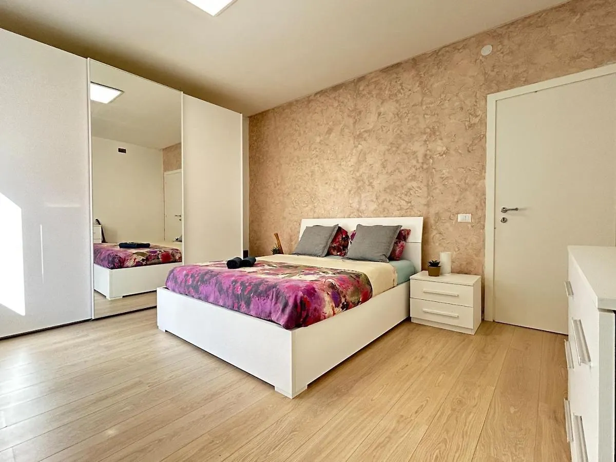 10 Min To Venice Modern & Cozy Apartment
